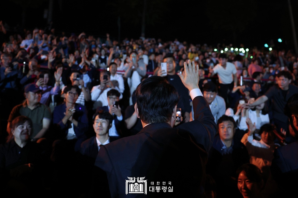 윤석열 대통령이 23일 충남 공주시 금강신관공원에서 열린 ‘2023 대백제전 개막식’이 끝난 뒤 인사하고 있다.
