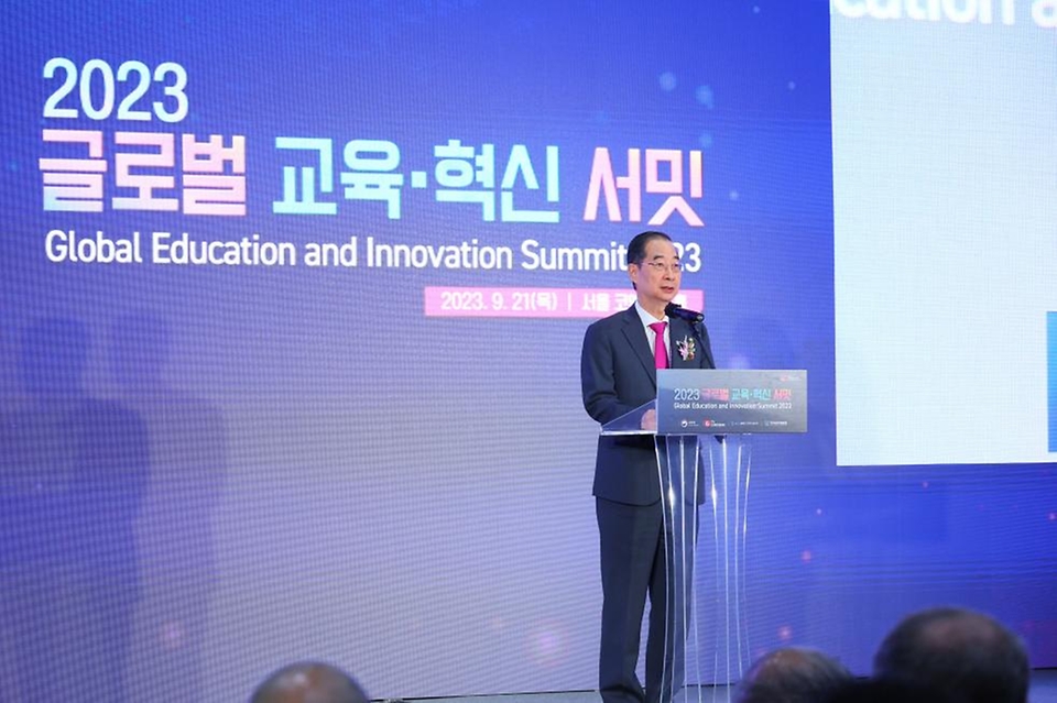 한덕수 국무총리가 21일 서울 강남구 코엑스에서 열린 ‘2023 글로벌 교육·혁신 서밋’에 참석해 환영사를 하고 있다.