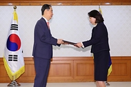 신임 규제개혁위원 위촉장 수여식 사진 2