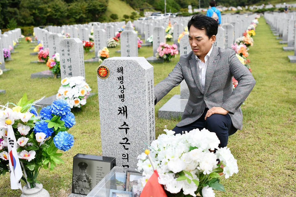 박민식 국가보훈부 장관이 23일 오전 추석명절계기 국립대전현충원을 방문하여 7월 순직한 고 채수근 상병 묘소를 찾아 헌화 및 참배를 하고 있다.