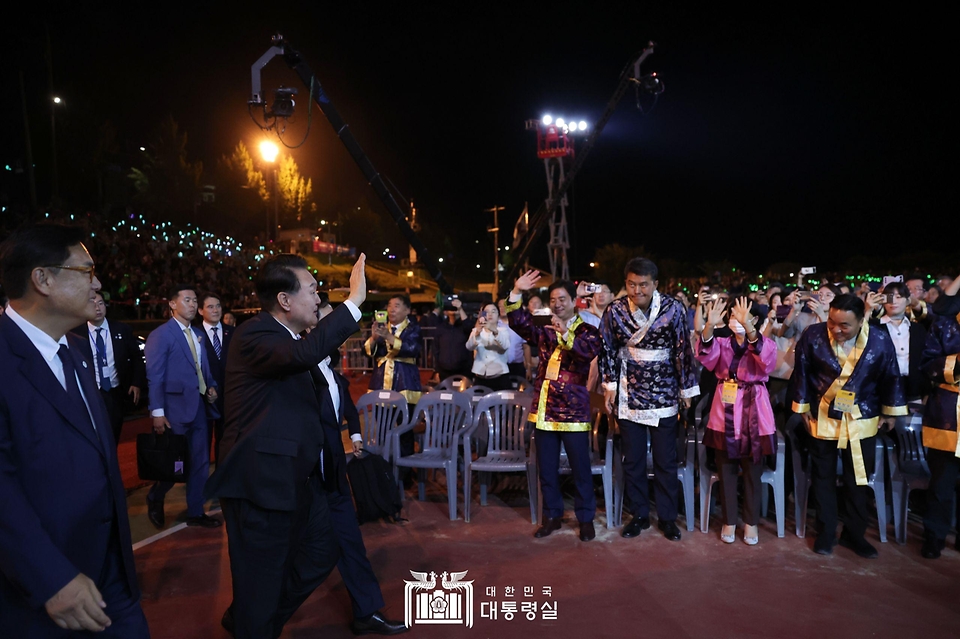 윤석열 대통령이 23일 충남 공주시 금강신관공원에서 열린 ‘2023 대백제전 개막식’에 입장하며 인사하고 있다.