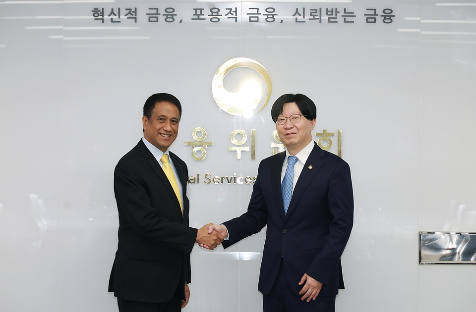 <p>김소영 금융위원회 부위원장이 25일 오전 서울 종로구 정부서울청사에서 로나돌 놈논다(Ronadol Numnonda) 태국 중앙은행 부총재와 면담에 앞서 기념촬영을 하고 있다.</p>