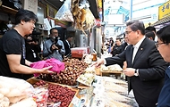 박진 외교장관, 망원동 월드컵 전통시장 방문 사진 1