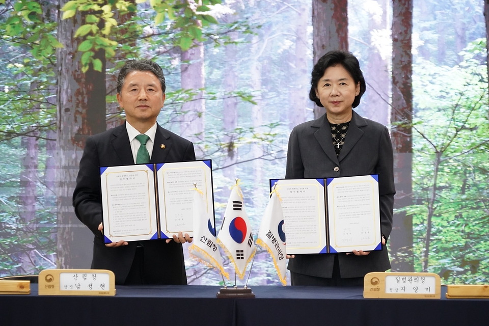 남성현 산림청장이 26일 세종 국립세종수목원에서 열린 ‘산림청-질병관리청 업무협약 체결식’에서 지영미 질병관리청장과 재난대응 협력 체계 구축을 위한 업무협약을 체결한 뒤 기념촬영을 하고 있다.