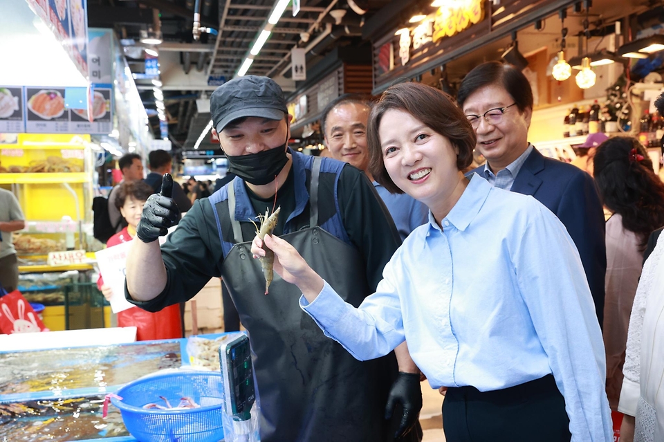 이영 중소벤처기업부 장관이 25일 서울 송파구 가락농수산물종합도매시장에 방문해 상인과 기념촬영을 하고 있다.