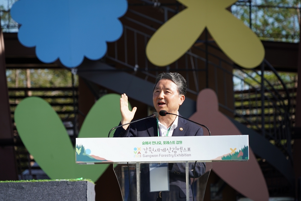 남성현 산림청장이 22일 강원 고성군 세계잼버리수련장에서 열린 ‘2023 강원세계산림엑스포 개막식’에 참석해 인사말을 하고 있다.