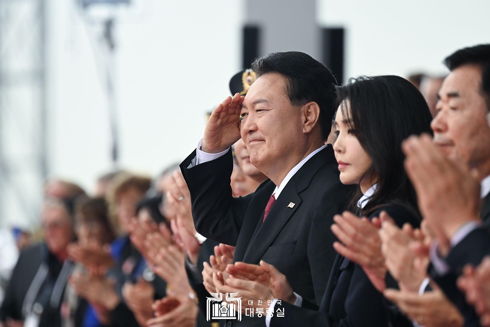 윤석열 대통령과 김건희 여사가 26일 경기 성남시 서울공항에서 열린 ‘제75주년 국군의 날 기념식’에 참석하고 있다. 
