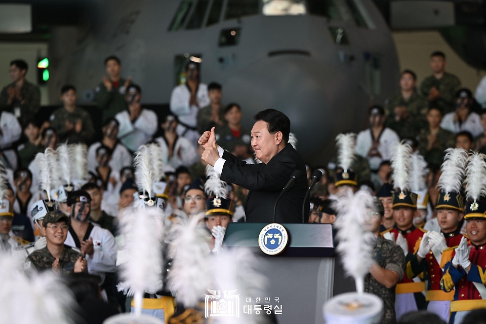 윤석열 대통령이 26일 경기 성남시 서울공항에서 열린 ‘제75주년 국군의 날 기념식 참여 장병 격려행사’에서 장병들에게 엄지 손가락을 들어 인사하고 있다.