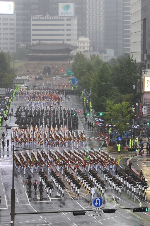 <p>군이 건군 제75주년 국군의 날을 기념해 26일 서울 도심에서 10년 만에 시가행진을 했다. 이날 시가행진은 서울 숭례문에서 광화문 일대에서 탄도미사일, 스텔스 무인기 등 우리 군의 첨단 신무기들을 공개했다. 특히, 한미동맹 70주년을 기념해 주한 미군이 참여했다.</p>
<p><br></p>