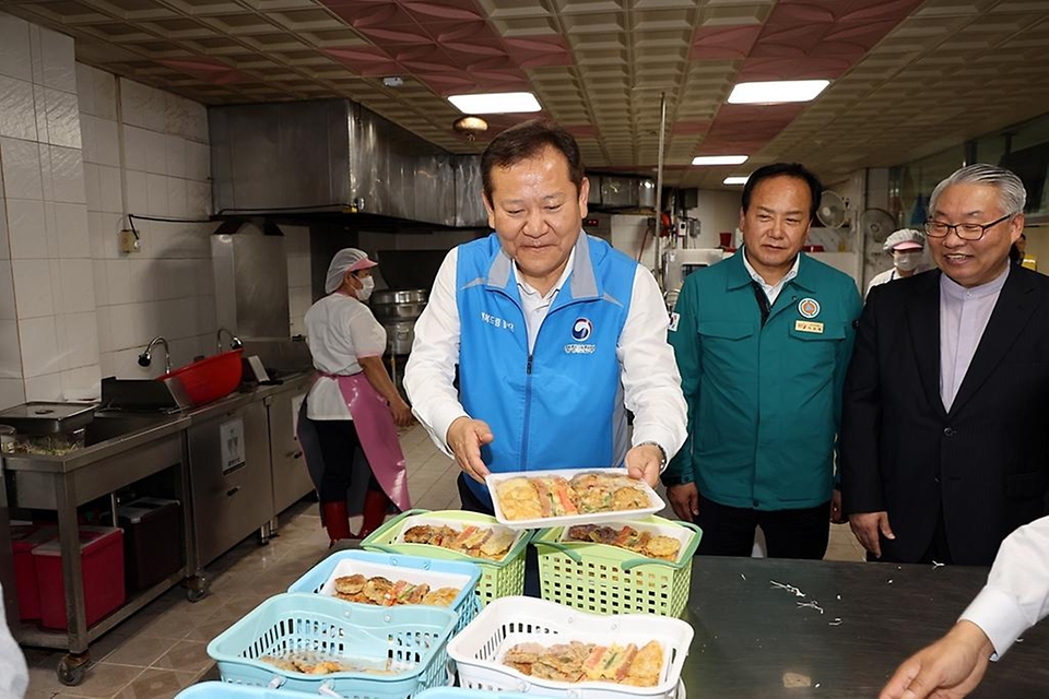 이상민 행정안전부 장관이 26일 경기 오산시 소재 세교복지재단을 방문해 소외계층에게 전달할 ‘사랑의 도시락’을 포장하고 있다.