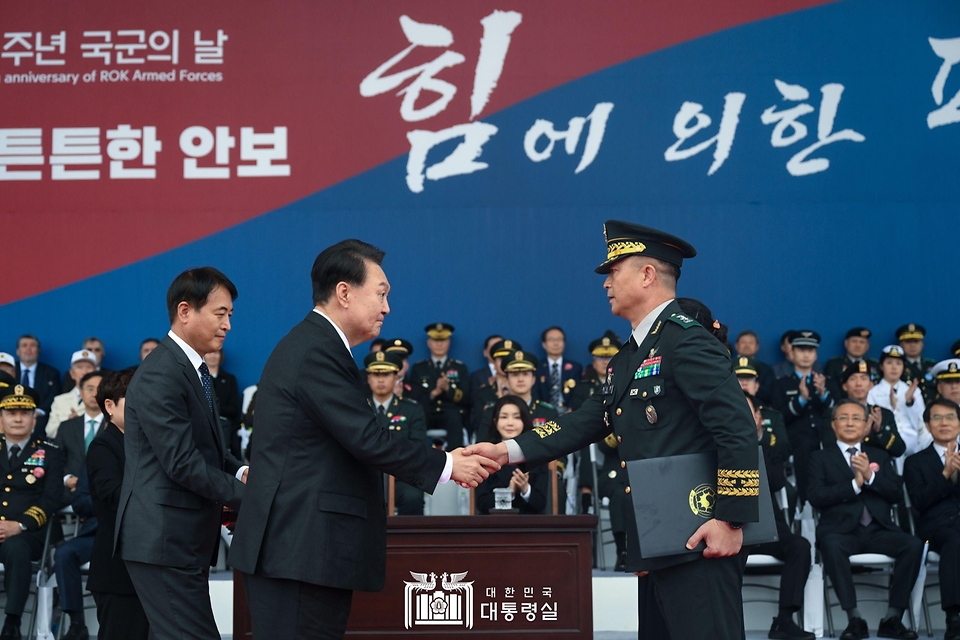 윤석열 대통령이 26일 경기 성남시 서울공항에서 열린 ‘제75주년 국군의 날 기념식’에서 유공자에게 포상하고 있다.
