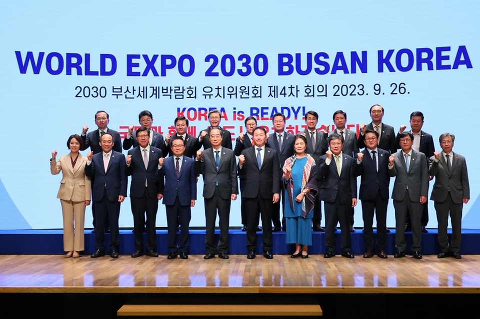 한덕수 국무총리가 26일 서울 중구 대한상의 국제회의장에서 열린 ‘2030 부산세계박람회 유치위원회 제4차 회의’에서 참석자들과 기념촬영을 하고 있다.