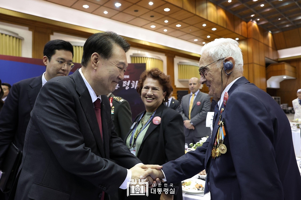 윤석열 대통령이 26일 경기 성남시 서울공항에서 열린 ‘제75주년 국군의 날 경축연’에서 참석자와 인사하고 있다.