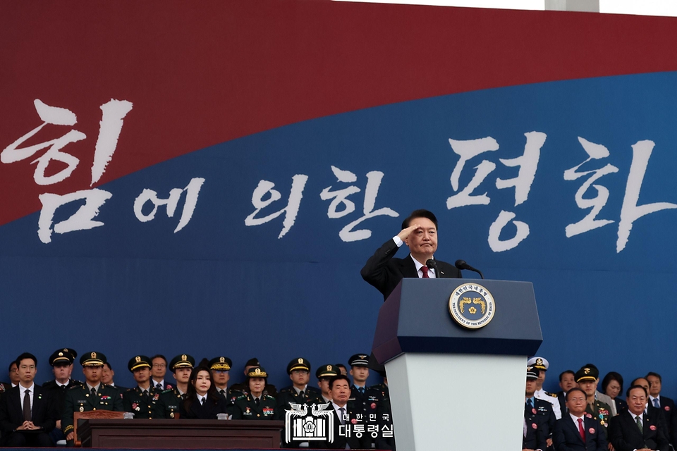 윤석열 대통령이 26일 경기 성남시 서울공항에서 열린 ‘제75주년 국군의 날 기념식’에서 거수경례를 하고 있다.