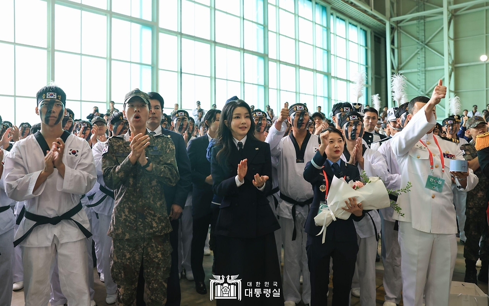 김건희 여사가 26일 경기 성남시 서울공항에서 열린 ‘제75주년 국군의 날 기념식 참여 장병 격려행사’에서 장병들을 격려하고 있다.