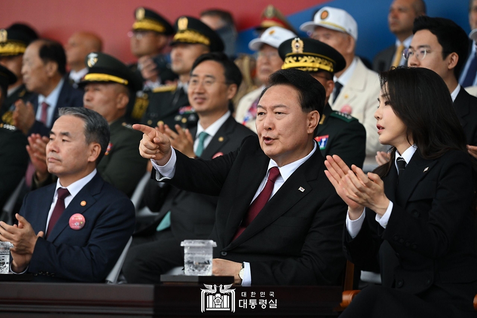 윤석열 대통령과 김건희 여사가 26일 경기 성남시 서울공항에서 열린 ‘제75주년 국군의 날 기념식’에서 대화하고 있다.