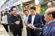 정황근 농식품부 장관, 전통시장 추석 성수품 수급 상황 점검 사진 6