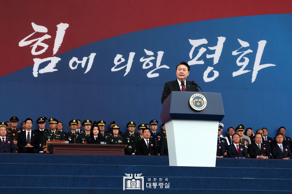 윤석열 대통령이 26일 경기 성남시 서울공항에서 열린 ‘제75주년 국군의 날 기념식’에서 기념사를 하고 있다.