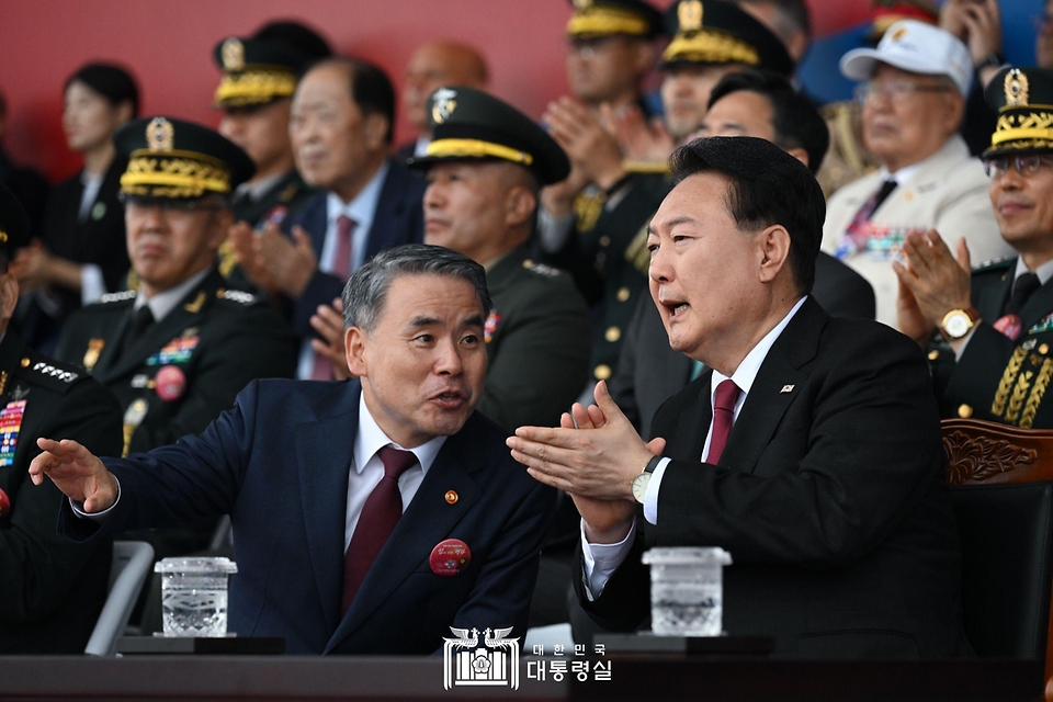 윤석열 대통령이 26일 경기 성남시 서울공항에서 열린 ‘제75주년 국군의 날 기념식’에서 이종섭 국방부 장관과 대화하고 있다.