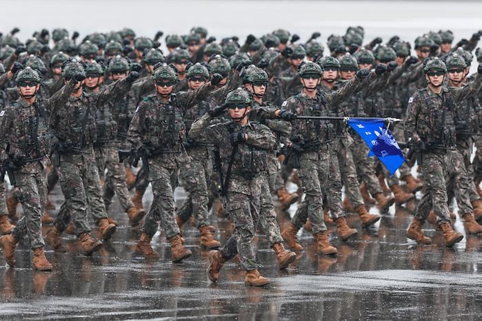 26일 경기 성남시 서울공항에서 열린 ‘제75주년 국군의 날 기념식’에서 워리어플랫폼을 착용한 보병대대 장병들이 행진하고 있다.
