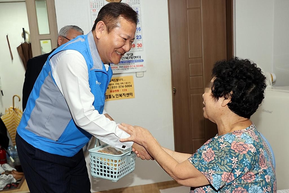 이상민 행정안전부 장관이 26일 경기 오산시 인근 소외계층 가정을 방문해 ‘사랑의 도시락’을 전달하며 격려하고 있다.