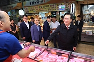 정황근 농식품부 장관, 전통시장 추석 성수품 수급 상황 점검 사진 2