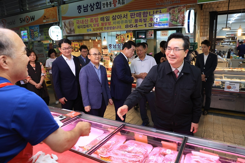 정황근 농림축산식품부 장관이 25일 서울 관악구 관악신사시장을 방문해 상인과 인사하고 있다.