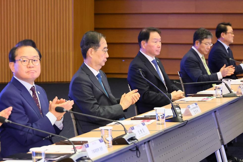 한덕수 국무총리가 26일 서울 중구 대한상의 국제회의장에서 열린 ‘2030 부산세계박람회 유치위원회 제4차 회의’에 참석해 박수를 치고 있다.