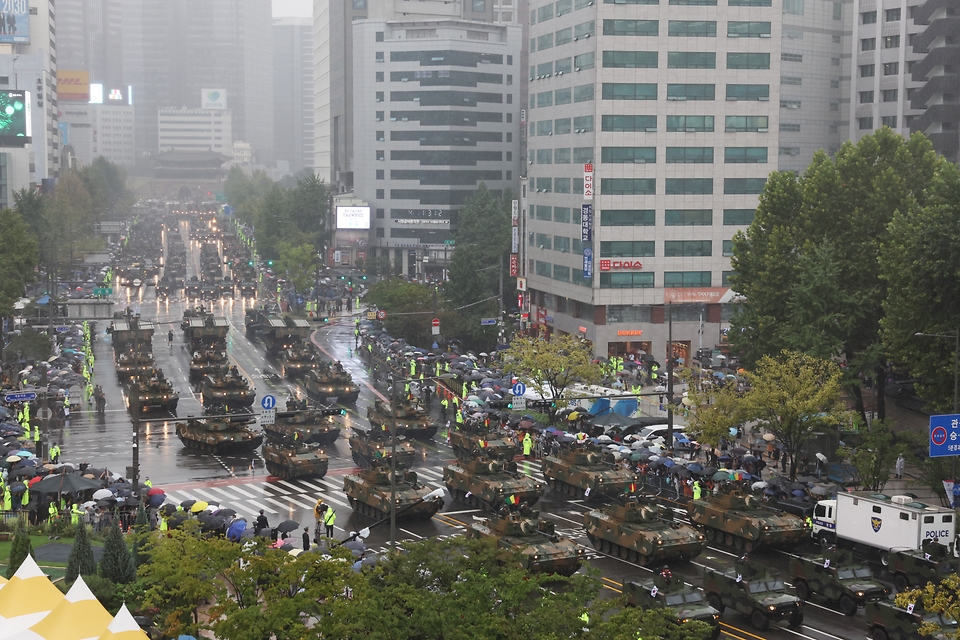 <p>군이 건군 제75주년 국군의 날을 기념해 26일 서울 도심에서 10년 만에 시가행진을 했다. 이날 시가행진은 서울 숭례문에서 광화문 일대에서 탄도미사일, 스텔스 무인기 등 우리 군의 첨단 신무기들을 공개했다. 특히, 한미동맹 70주년을 기념해 주한 미군이 참여했다.</p>
<p><br></p>