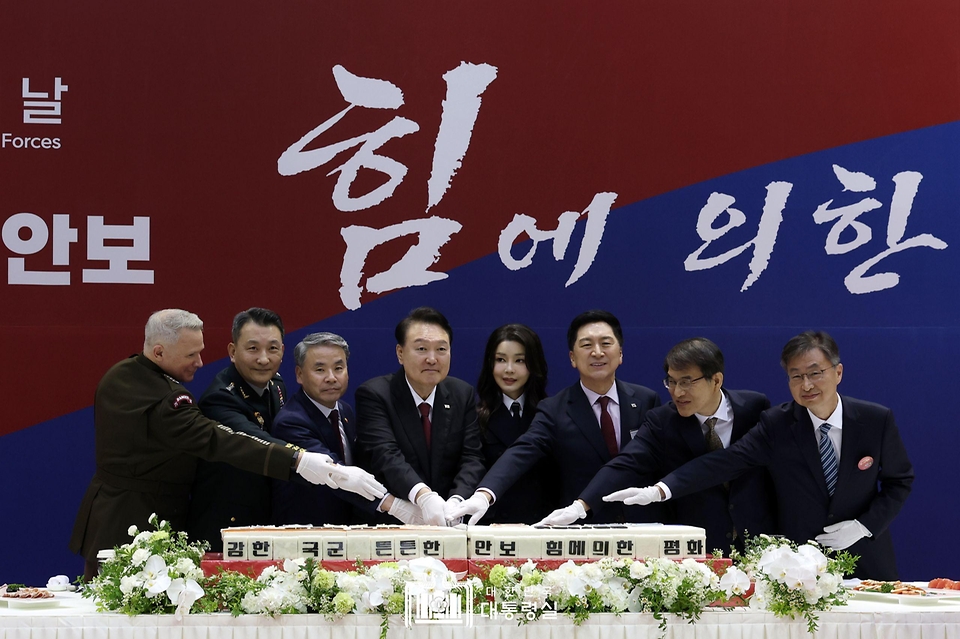 윤석열 대통령과 김건희 여사가 26일 경기 성남시 서울공항에서 열린 ‘제75주년 국군의 날 경축연’에서 참석자들과 축하 떡 케이크를 자르고 있다. (왼쪽부터) 폴 라캐머라 한미연합사령관, 김승겸 합참의장, 이종섭 국방부 장관, 윤석열 대통령, 김건희 여사, 김기현 국민의힘 대표, 노태악 중앙선거관리위원장, 최재해 감사원장.