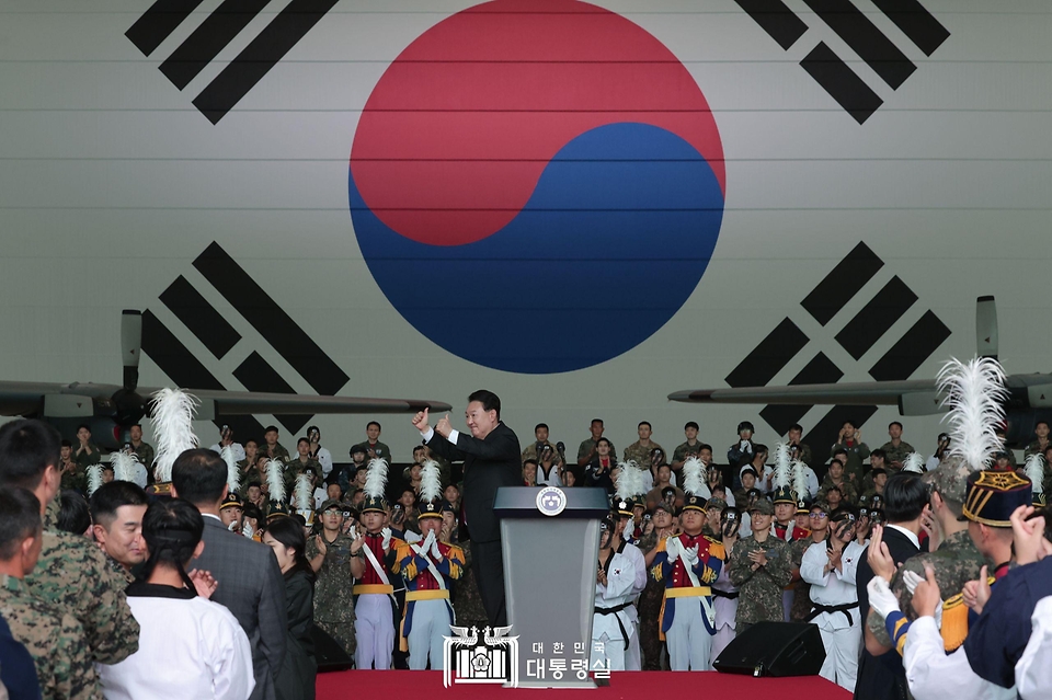 윤석열 대통령이 26일 경기 성남시 서울공항에서 열린 ‘제75주년 국군의 날 기념식 참여 장병 격려행사’에서 장병들에게 엄지 손가락을 들어 인사하고 있다.