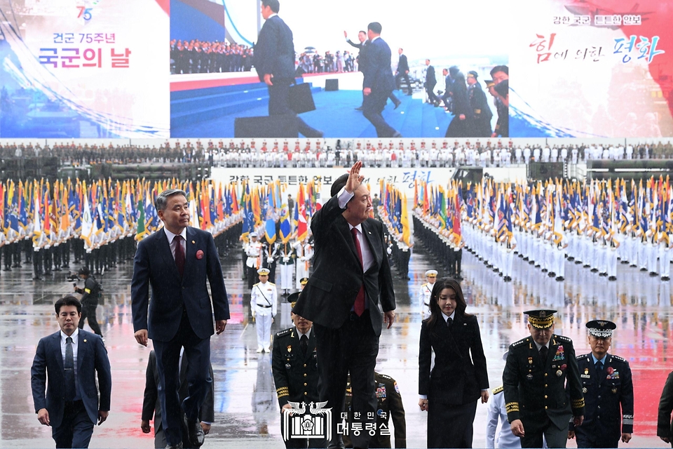 윤석열 대통령과 김건희 여사가 26일 경기 성남시 서울공항에서 열린 ‘제75주년 국군의 날 기념식’에 입장하고 있다.