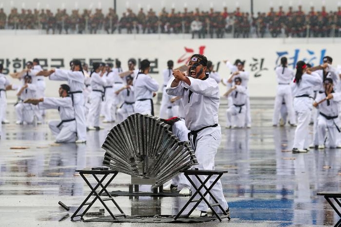 26일 경기 성남시 서울공항에서 열린 ‘제75주년 국군의 날 기념식’에서 육·해·공군 및 해병대 장병들이 태권도 시범을 보이고 있다.
