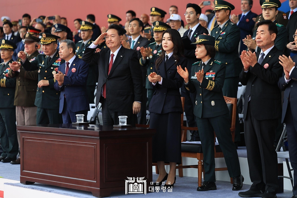 윤석열 대통령과 김건희 여사가 26일 경기 성남시 서울공항에서 열린 ‘제75주년 국군의 날 기념식’에 참석하고 있다.