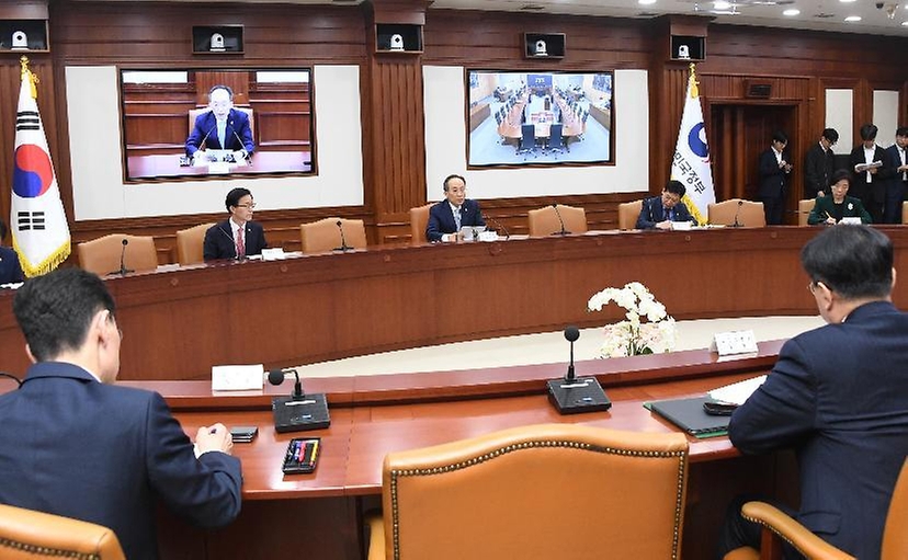 16일 서울 종로구 정부서울청사에서 ‘비상경제장관회의’가 진행되고 있다.