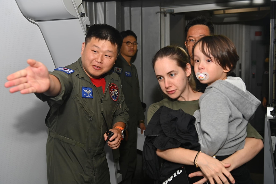 13일(현지시간) 이스라엘 텔아비브 벤구리온공항에서 공군 제5공중기동비행단 소속 KC-330 조종사들이 우리 교민들에게 탑승을 안내하고 있다. (출처=국방부 페이스북)