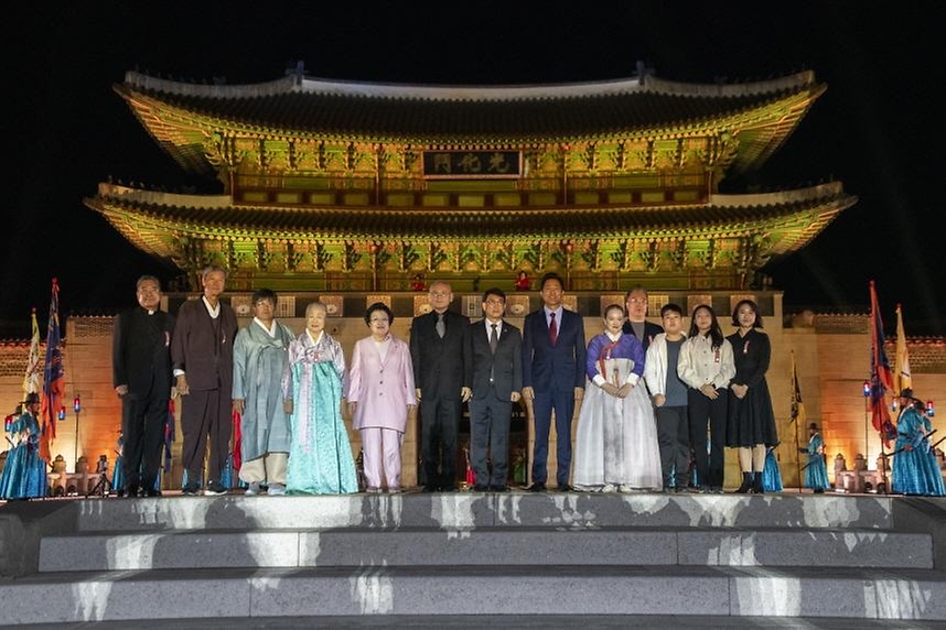 최응천 문화재청장이 15일 서울 종로구 광화문 앞 광장에서 열린 ‘광화문 월대 및 현판 복원’을 기리기 위한 기념행사에서 참석자들과 기념촬영을 하고 있다.