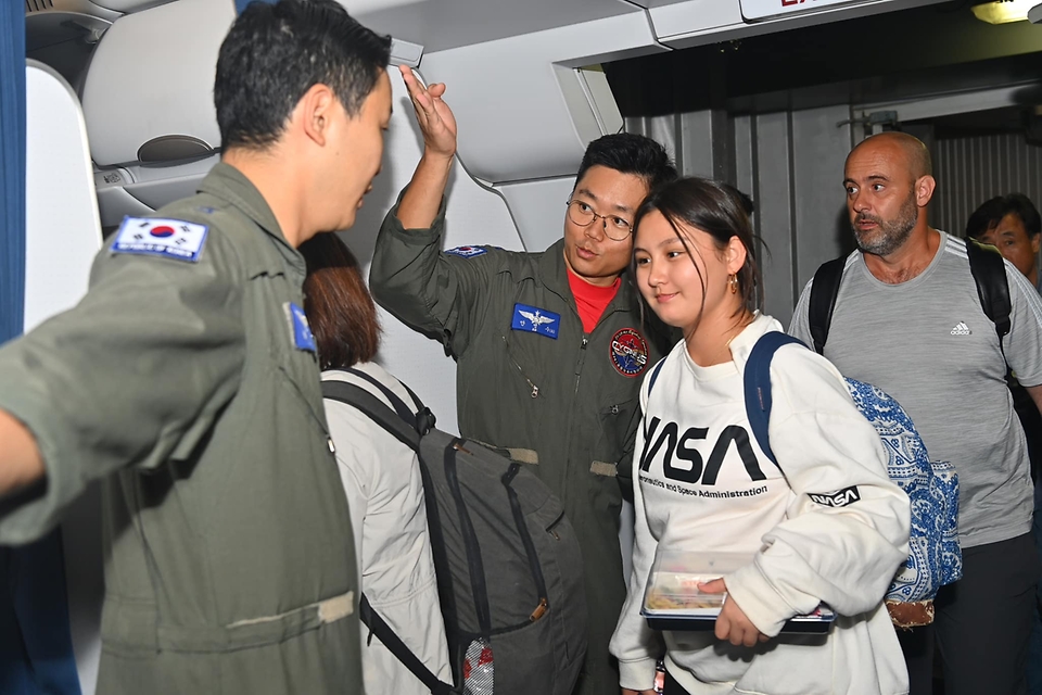 13일(현지시간) 이스라엘 텔아비브 벤구리온공항에서 공군 제5공중기동비행단 소속 KC-330 조종사들이 우리 교민들에게 탑승을 안내하고 있다. (출처=국방부 페이스북)