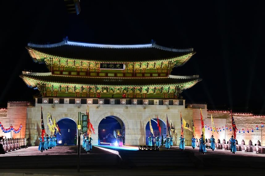15일 서울 종로구 광화문 앞 광장에서 ‘광화문 월대 및 현판 복원’을 기리기 위한 기념행사가 진행되고 있다.