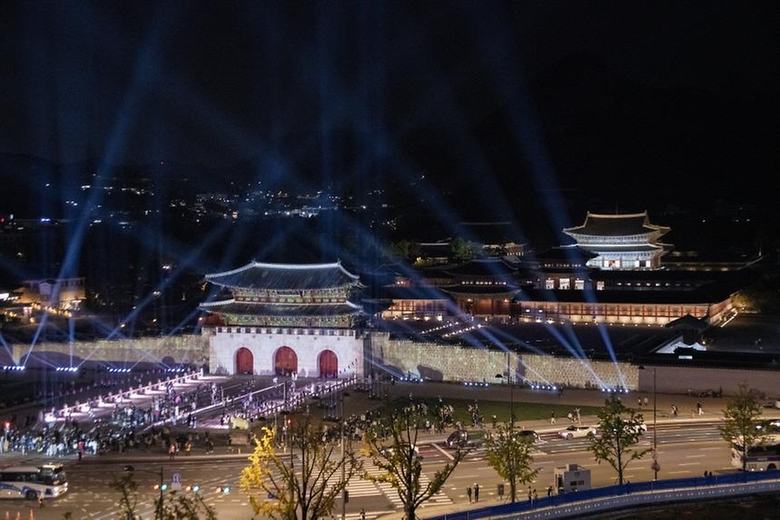 15일 서울 종로구 광화문 앞 광장에서 ‘광화문 월대 및 현판 복원’을 기리기 위한 기념행사가 진행되고 있다.