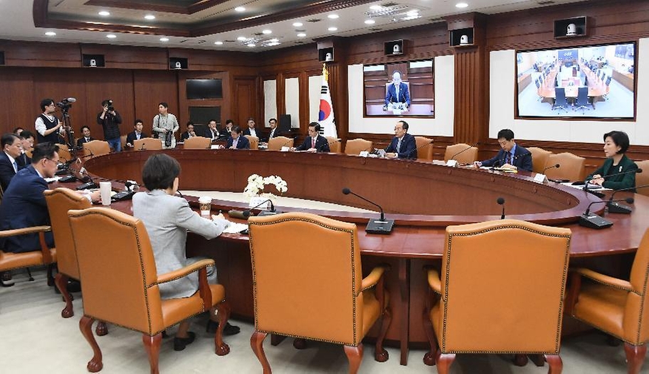 16일 서울 종로구 정부서울청사에서 ‘비상경제장관회의’가 진행되고 있다.