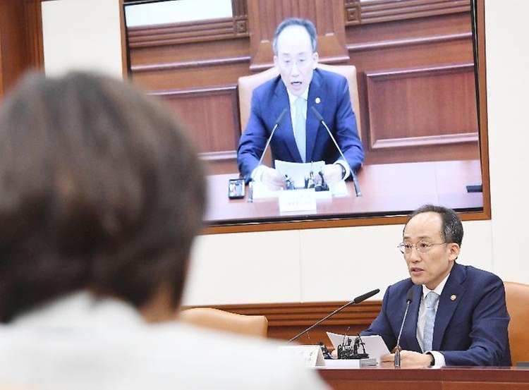 추경호 부총리 겸 기획재정부 장관이 16일 서울 종로구 정부서울청사에서 열린 ‘비상경제장관회의’를 주재하고 있다.
