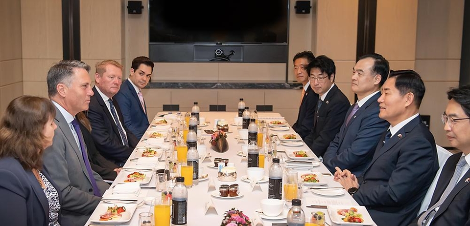 신원식 국방부 장관이 19일 서울에서 열린 ‘한-호주 국방장관 조찬회동’에서 리차드 말스 호주 부총리 겸 국방장관과 양국 국방·방산협력 확대 방안 등을 논의하고 있다.