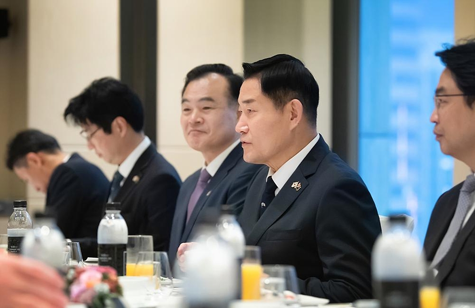 신원식 국방부 장관이 19일 서울에서 열린 ‘한-호주 국방장관 조찬회동’에서 리차드 말스 호주 부총리 겸 국방장관과 양국 국방·방산협력 확대 방안 등을 논의하고 있다.