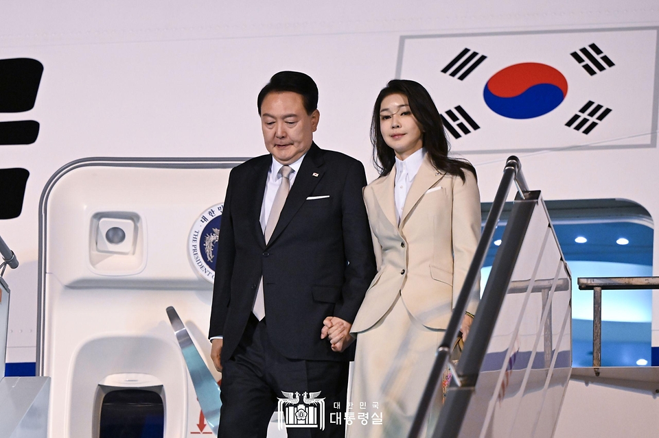 윤석열 대통령과 김건희 여사가 21일(현지시간) 사우디아라비아 리야드 킹 칼리드 국제공항에 도착해 전용기인 공군 1호기에서 내리고 있다.