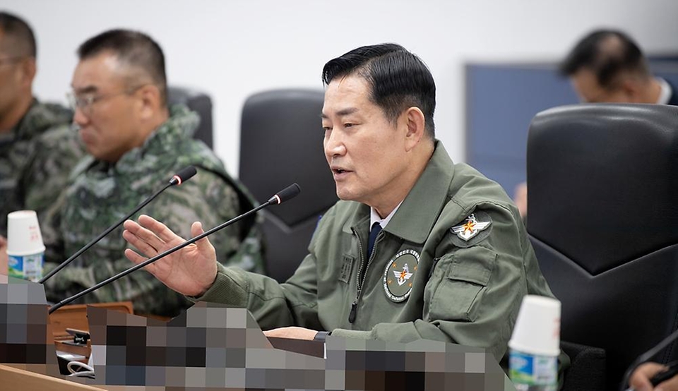 신원식 국방부 장관이 23일 인천 옹진군 해병대 연평부대를 방문해 지휘 통제실에서 작전지도를 하고 있다.