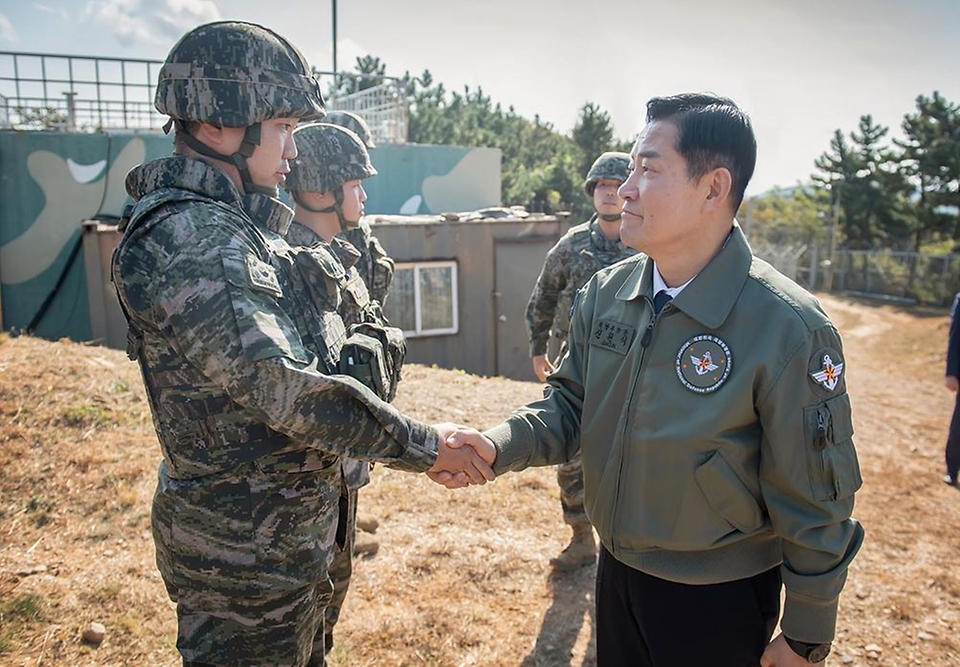 신원식 국방부 장관이 23일 인천 옹진군 해병대 연평부대를 방문해 방공진지에서 근무중인 해병대 장병들을 격려하고 있다.