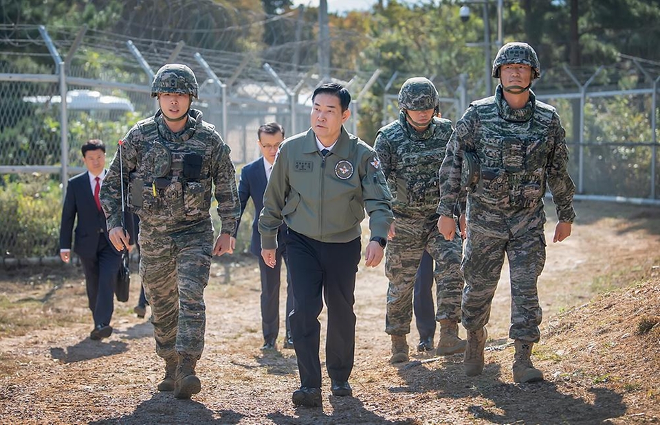 신원식 국방부 장관이 23일 인천 옹진군 해병대 연평부대를 방문해 방공진지로 이동하며 부대 지휘관으로부터 작전현황을 보고받고 있다.