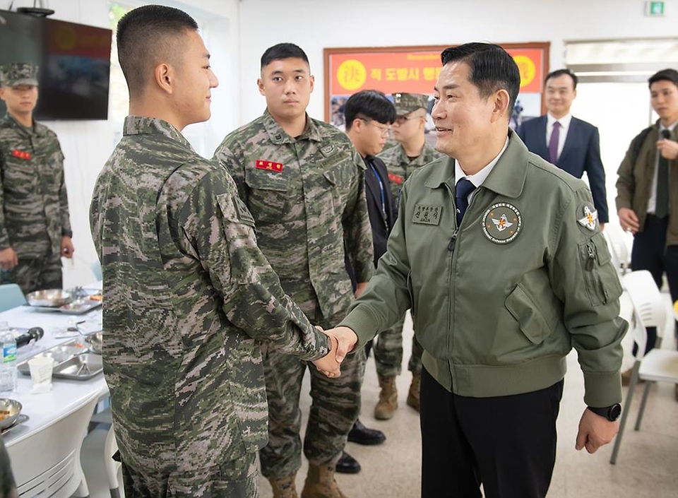 신원식 국방부 장관이 23일 인천 옹진군 해병대 연평부대를 방문해 해병대 장병들을 격려하고 있다.