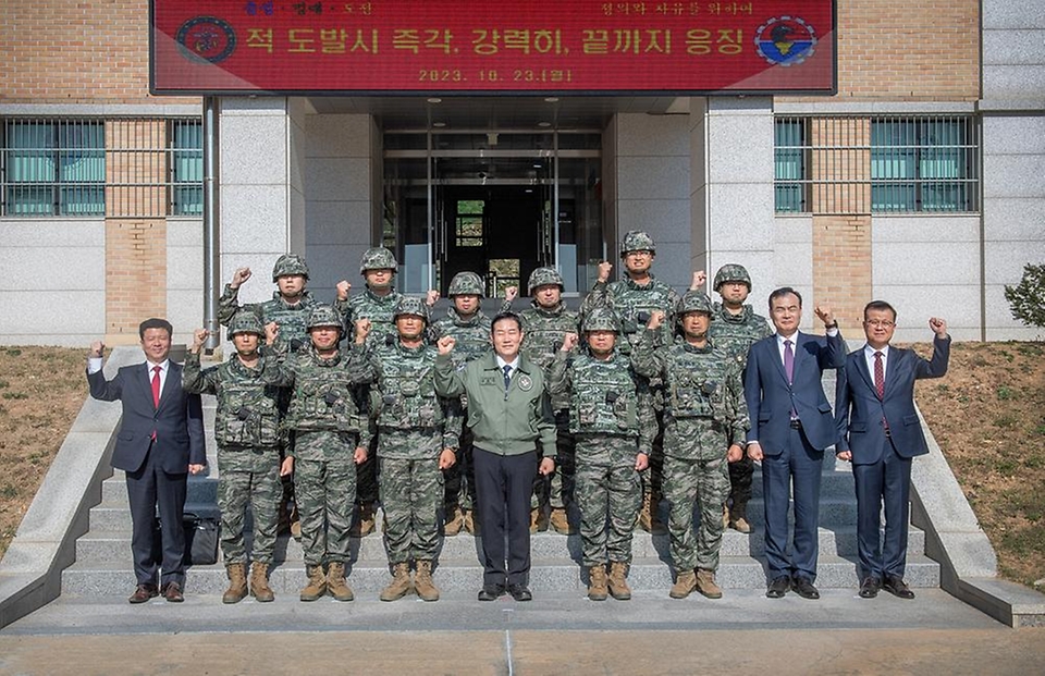 신원식 국방부 장관이 23일 인천 옹진군 해병대 연평부대를 방문해 부대 주요 직위자 및 해병대 장병들과 기념촬영을 하고 있다.